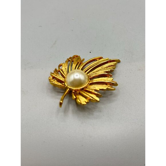 Leaf with Pearl Pin Brooch Gold Tone Classic Pin Brooch Elegant Simple Design - Picture 4 of 9